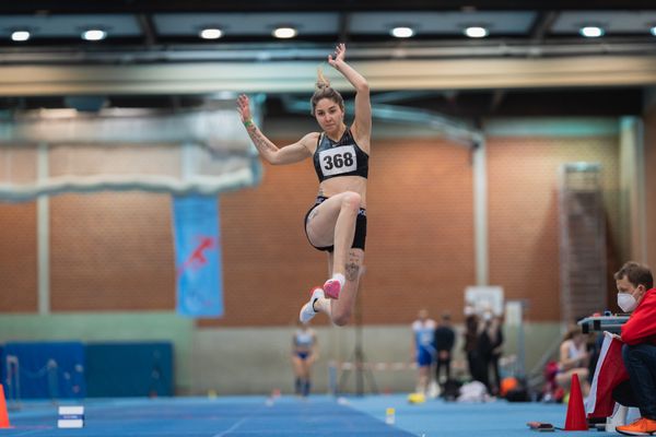 Christin Repnak (Hannover 96) im Weitsprung bei den niedersaechsischen Hallenmeisterschaften am 05.02.2022 in der Leichtathletikhalle im Sportleistungszentrum Hannover