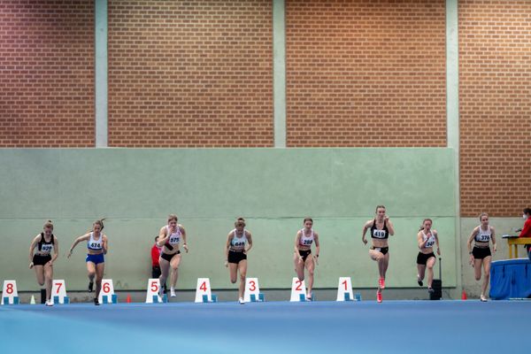 Jule Wachtendorf (SV Nordenham), Lea Kimpel (LG Weserbergland), Talea Prepens (TV Cloppenburg), Nele Jaworski (VfL Wolfsburg), Fenja Schaefer (Bremer LT), Kira Wittmann (LG Goettingen), Emilie Philipps (Eintracht Hildesheim), Nele Mueller (LAV Zeven) bei den niedersaechsischen Hallenmeisterschaften am 05.02.2022 in der Leichtathletikhalle im Sportleistungszentrum Hannover