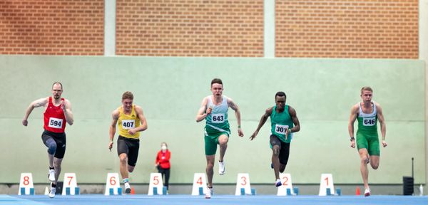 Tobias Morawietz (VfL Wolfsburg), Noah Olabisi (SV Werder Bremen) bei den niedersaechsischen Hallenmeisterschaften am 05.02.2022 in der Leichtathletikhalle im Sportleistungszentrum Hannover