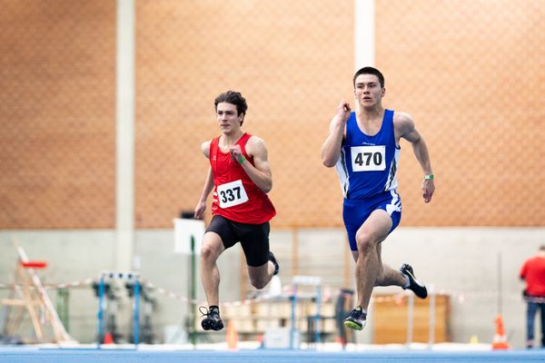 Jakob Buchberger (DSC Oldenburg), Samuel Kedzierski (LG Weserbergland) bei den niedersaechsischen Hallenmeisterschaften am 05.02.2022 in der Leichtathletikhalle im Sportleistungszentrum Hannover