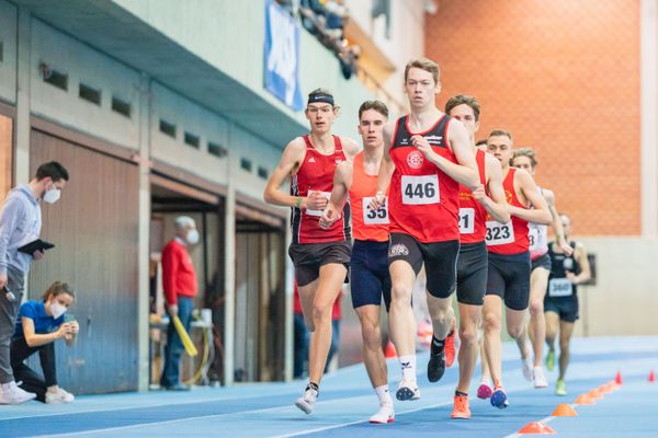 Erik Siemer (LG Osnabrueck) vor Felix Ebel (Emder Laufgemeinschaft) bei den niedersaechsischen Hallenmeisterschaften am 05.02.2022 in der Leichtathletikhalle im Sportleistungszentrum Hannover