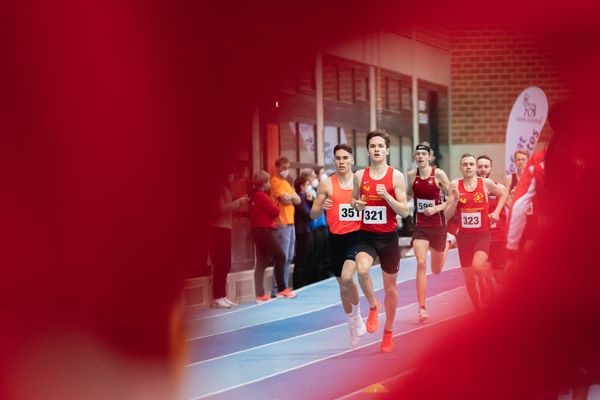 Felix Ebel (Emder Laufgemeinschaft), Tim Kalies (Braunschweiger Laufclub) ueber 1500m bei den niedersaechsischen Hallenmeisterschaften am 05.02.2022 in der Leichtathletikhalle im Sportleistungszentrum Hannover