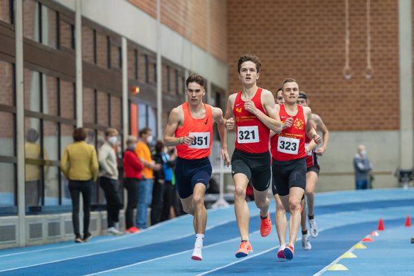 Felix Ebel (Emder Laufgemeinschaft), Tim Kalies (Braunschweiger Laufclub), René Menzel (Braunschweiger Laufclub) ueber 1500m bei den niedersaechsischen Hallenmeisterschaften am 05.02.2022 in der Leichtathletikhalle im Sportleistungszentrum Hannover