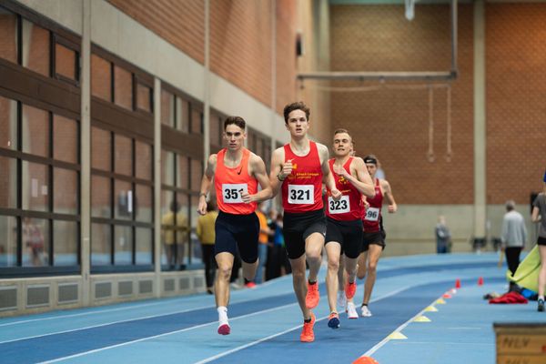 Tim Kalies (Braunschweiger Laufclub), Felix Ebel (Emder Laufgemeinschaft), René Menzel (Braunschweiger Laufclub) bei den niedersaechsischen Hallenmeisterschaften am 05.02.2022 in der Leichtathletikhalle im Sportleistungszentrum Hannover