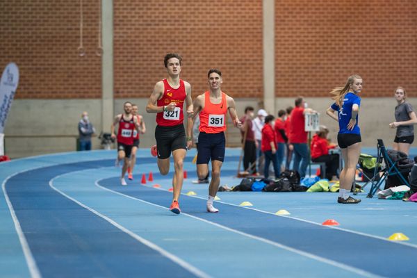 Felix Ebel (Emder Laufgemeinschaft), Tim Kalies (Braunschweiger Laufclub) ueber 1500m bei den niedersaechsischen Hallenmeisterschaften am 05.02.2022 in der Leichtathletikhalle im Sportleistungszentrum Hannover