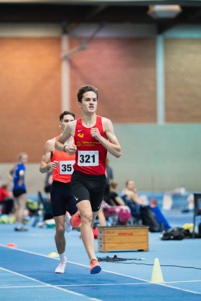 Felix Ebel (Emder Laufgemeinschaft), Tim Kalies (Braunschweiger Laufclub) ueber 1500m bei den niedersaechsischen Hallenmeisterschaften am 05.02.2022 in der Leichtathletikhalle im Sportleistungszentrum Hannover