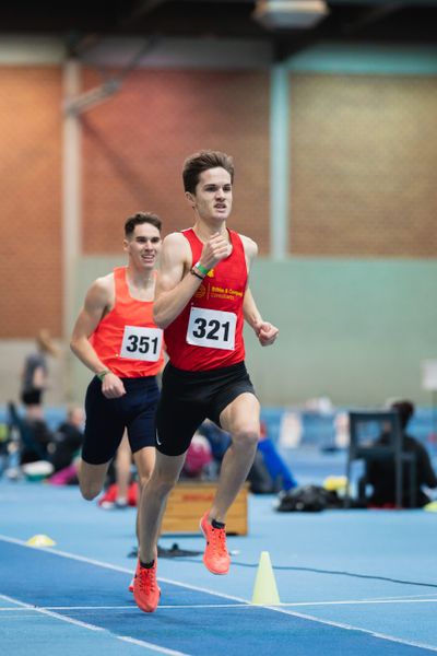 Felix Ebel (Emder Laufgemeinschaft), Tim Kalies (Braunschweiger Laufclub) ueber 1500m bei den niedersaechsischen Hallenmeisterschaften am 05.02.2022 in der Leichtathletikhalle im Sportleistungszentrum Hannover