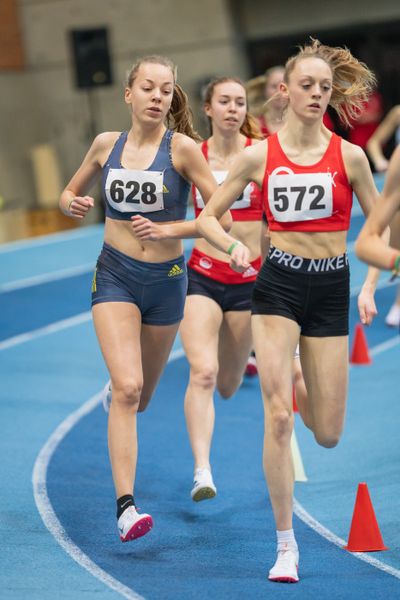 Carolin Hinrichs (VfL Loeningen), Nele Heymann (TuS Haren) ueber 1500m bei den niedersaechsischen Hallenmeisterschaften am 05.02.2022 in der Leichtathletikhalle im Sportleistungszentrum Hannover