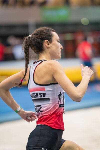 Lara Predki (Lueneburger SV) ueber 1500m bei den niedersaechsischen Hallenmeisterschaften am 05.02.2022 in der Leichtathletikhalle im Sportleistungszentrum Hannover