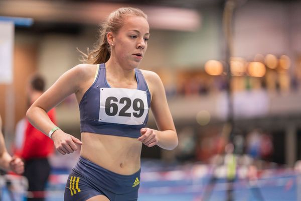 Sophie Hinrichs (VfL Loeningen) ueber 1500m bei den niedersaechsischen Hallenmeisterschaften am 05.02.2022 in der Leichtathletikhalle im Sportleistungszentrum Hannover