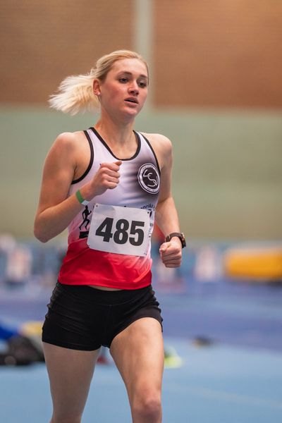 Martha Studtmann (Lueneburger SV) ueber 1500m bei den niedersaechsischen Hallenmeisterschaften am 05.02.2022 in der Leichtathletikhalle im Sportleistungszentrum Hannover