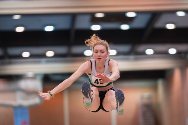 Ann-Kathrin Kuhr (LG Papenburg/Aschendorf) beim Weitsprung bei den niedersaechsischen Hallenmeisterschaften am 05.02.2022 in der Leichtathletikhalle im Sportleistungszentrum Hannover