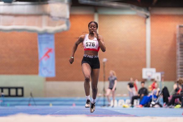 Nadia Wema (TV Cloppenburg) im Weitsprung bei den niedersaechsischen Hallenmeisterschaften am 05.02.2022 in der Leichtathletikhalle im Sportleistungszentrum Hannover