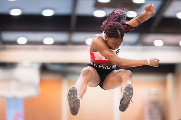 Nadia Wema (TV Cloppenburg) im Weitsprung bei den niedersaechsischen Hallenmeisterschaften am 05.02.2022 in der Leichtathletikhalle im Sportleistungszentrum Hannover