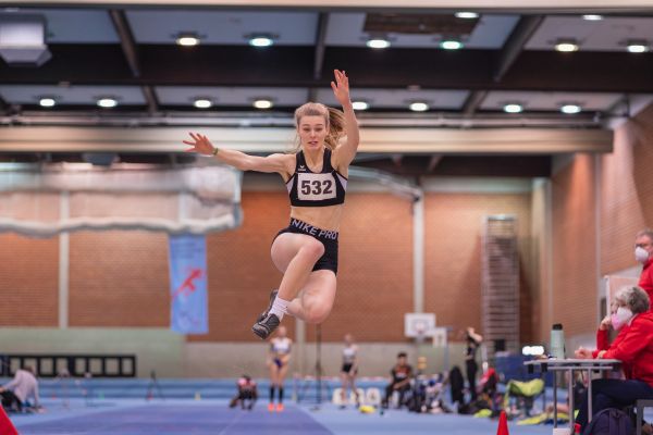 Nike Friedemann (SV Sparta Werlte) im Weitsprung bei den niedersaechsischen Hallenmeisterschaften am 05.02.2022 in der Leichtathletikhalle im Sportleistungszentrum Hannover