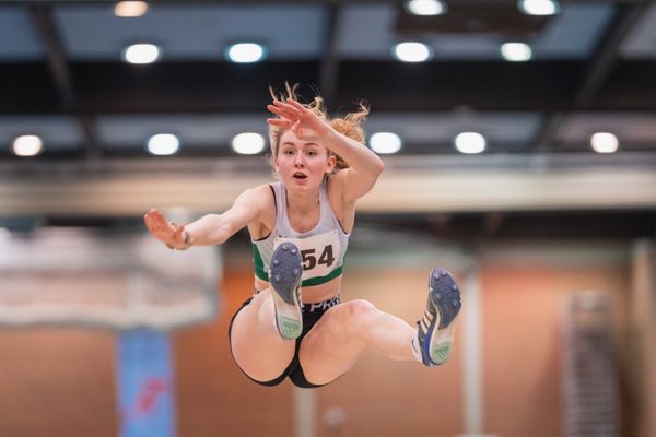 Ann-Kathrin Kuhr (LG Papenburg/Aschendorf) im Weitsprung bei den niedersaechsischen Hallenmeisterschaften am 05.02.2022 in der Leichtathletikhalle im Sportleistungszentrum Hannover