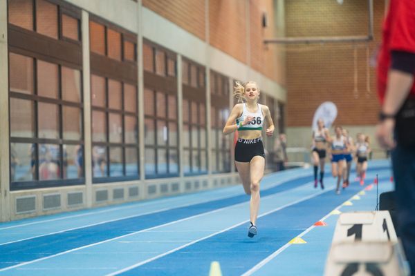 Malena Schomaker (LG Papenburg/Aschendorf) ueber 800m bei den niedersaechsischen Hallenmeisterschaften am 06.02.2022 in der Leichtathletikhalle im Sportleistungszentrum Hannover