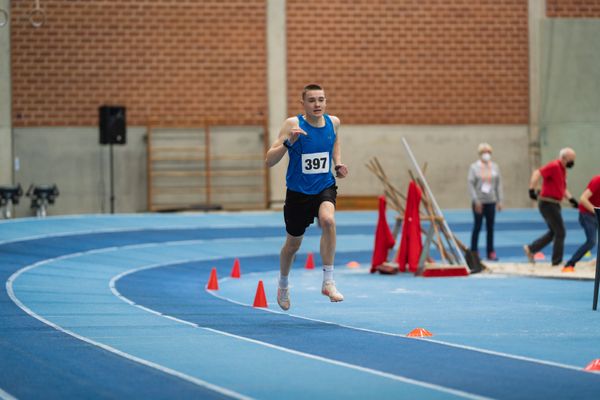 Linus Wuestefeld (LG Eichsfeld) ueber 800m bei den niedersaechsischen Hallenmeisterschaften am 06.02.2022 in der Leichtathletikhalle im Sportleistungszentrum Hannover