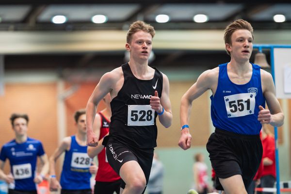 Tammo Doerner (SV Nordenham) und Matthis Liebe (TSV Germania Helmstedt) ueber 800m bei den niedersaechsischen Hallenmeisterschaften am 06.02.2022 in der Leichtathletikhalle im Sportleistungszentrum Hannover