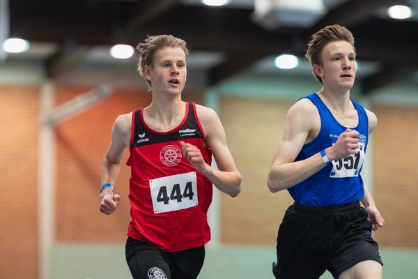 Mika Pikutzki (LG Osnabrueck), Matthis Liebe (TSV Germania Helmstedt) bei den niedersaechsischen Hallenmeisterschaften am 06.02.2022 in der Leichtathletikhalle im Sportleistungszentrum Hannover