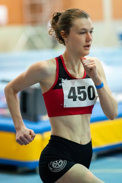 Jana Rohling (LG Osnabrueck) ueber 800m bei den niedersaechsischen Hallenmeisterschaften am 06.02.2022 in der Leichtathletikhalle im Sportleistungszentrum Hannover