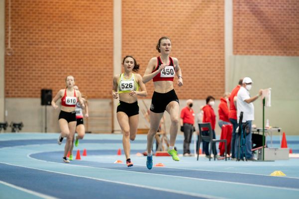 Jana Rohling (LG Osnabrueck) ueber 800m bei den niedersaechsischen Hallenmeisterschaften am 06.02.2022 in der Leichtathletikhalle im Sportleistungszentrum Hannover