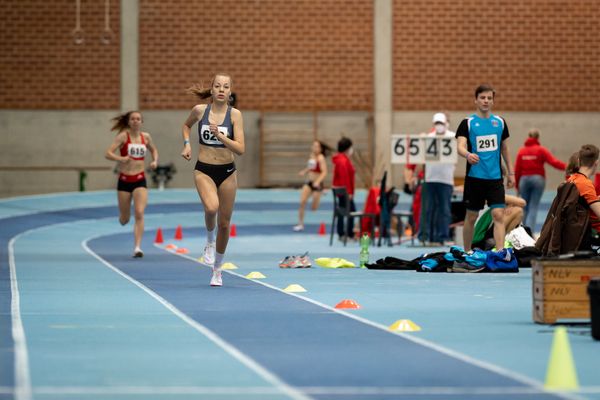 Carolin Hinrichs (VfL Loeningen) ueber 800m bei den niedersaechsischen Hallenmeisterschaften am 06.02.2022 in der Leichtathletikhalle im Sportleistungszentrum Hannover