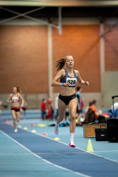 Carolin Hinrichs (VfL Loeningen) ueber 800m bei den niedersaechsischen Hallenmeisterschaften am 06.02.2022 in der Leichtathletikhalle im Sportleistungszentrum Hannover