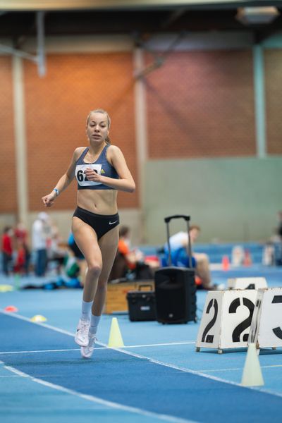 Carolin Hinrichs (VfL Loeningen) ueber 800m bei den niedersaechsischen Hallenmeisterschaften am 06.02.2022 in der Leichtathletikhalle im Sportleistungszentrum Hannover