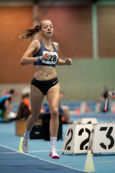 Carolin Hinrichs (VfL Loeningen) ueber 800m bei den niedersaechsischen Hallenmeisterschaften am 06.02.2022 in der Leichtathletikhalle im Sportleistungszentrum Hannover