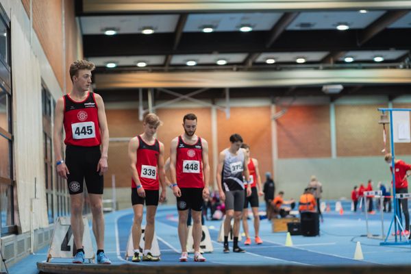 André Rohling (LG Osnabrueck), Vries Jan de (DSC Oldenburg), Robin Zernick (LG Osnabrueck), Nils-Henrik Meyer (LAV Zeven) ueber 800m bei den niedersaechsischen Hallenmeisterschaften am 06.02.2022 in der Leichtathletikhalle im Sportleistungszentrum Hannover