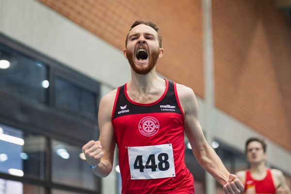 Robin Zernick (LG Osnabrueck) gewinnt die 800m bei den niedersaechsischen Hallenmeisterschaften am 06.02.2022 in der Leichtathletikhalle im Sportleistungszentrum Hannover