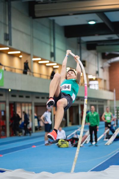 Luca Bosse (SV Werder Bremen) im Stabhochsprung bei den niedersaechsischen Hallenmeisterschaften am 06.02.2022 in der Leichtathletikhalle im Sportleistungszentrum Hannover