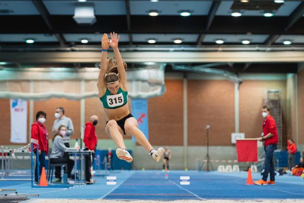 Emma Strauss (SV Werder Bremen) im Weitsprung bei den niedersaechsischen Hallenmeisterschaften am 06.02.2022 in der Leichtathletikhalle im Sportleistungszentrum Hannover