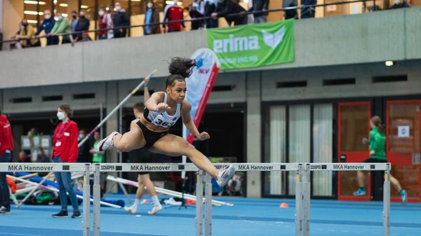 Naomi Krebs (Hannover 96) ueber 60m Huerden bei den niedersaechsischen Hallenmeisterschaften am 06.02.2022 in der Leichtathletikhalle im Sportleistungszentrum Hannover