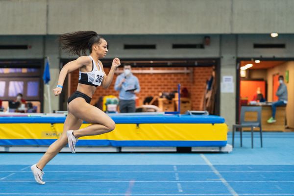 Naomi Krebs (Hannover 96) ueber 60m Huerden bei den niedersaechsischen Hallenmeisterschaften am 06.02.2022 in der Leichtathletikhalle im Sportleistungszentrum Hannover