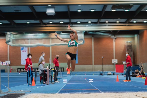 Finja Damaschke (SV Werder Bremen) im Dreisprung bei den niedersaechsischen Hallenmeisterschaften am 06.02.2022 in der Leichtathletikhalle im Sportleistungszentrum Hannover