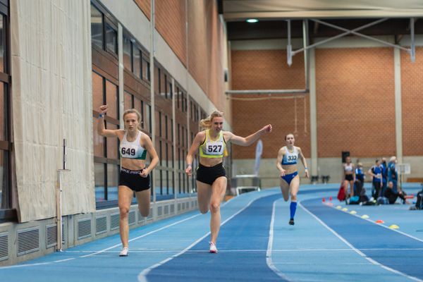 Nele Jaworski (VfL Wolfsburg), Chiara Schoenfelder (SV Nienhagen) bei den niedersaechsischen Hallenmeisterschaften am 06.02.2022 in der Leichtathletikhalle im Sportleistungszentrum Hannover