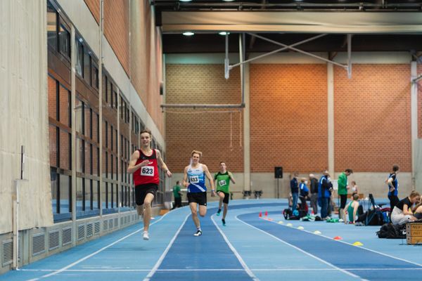 Torben Lillie (VfL Lingen), Bennett Pauli (VfL Stade) bei den niedersaechsischen Hallenmeisterschaften am 06.02.2022 in der Leichtathletikhalle im Sportleistungszentrum Hannover