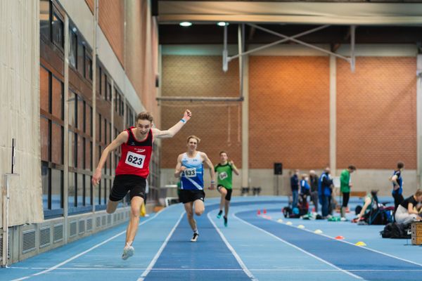 Torben Lillie (VfL Lingen), Bennett Pauli (VfL Stade) bei den niedersaechsischen Hallenmeisterschaften am 06.02.2022 in der Leichtathletikhalle im Sportleistungszentrum Hannover