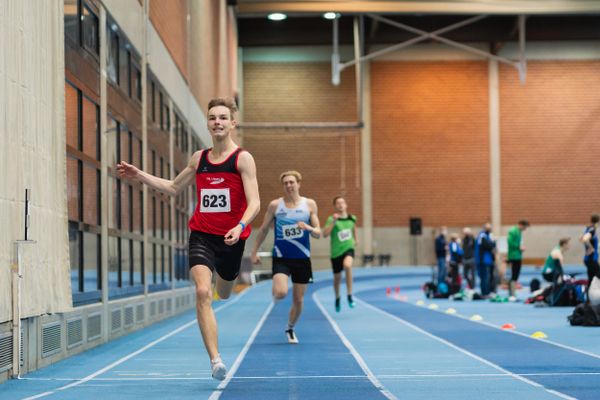 Torben Lillie (VfL Lingen), Bennett Pauli (VfL Stade) bei den niedersaechsischen Hallenmeisterschaften am 06.02.2022 in der Leichtathletikhalle im Sportleistungszentrum Hannover