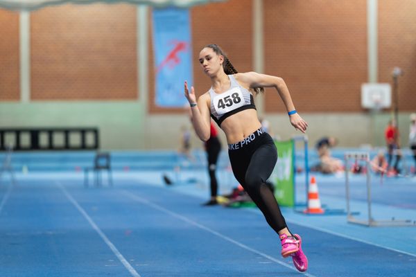 Amira Weber (LG Peiner Land) im Hochsprung bei den niedersaechsischen Hallenmeisterschaften am 06.02.2022 in der Leichtathletikhalle im Sportleistungszentrum Hannover