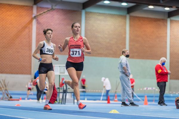 Svenja Pingpank (Hannover Athletics) vor Jasmina Stahl (Hannover 96) bei den niedersaechsischen Hallenmeisterschaften am 06.02.2022 in der Leichtathletikhalle im Sportleistungszentrum Hannover