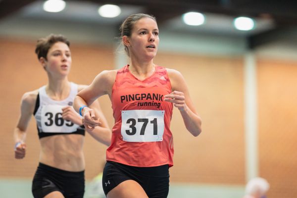 Svenja Pingpank (Hannover Athletics) vor Jasmina Stahl (Hannover 96) bei den niedersaechsischen Hallenmeisterschaften am 06.02.2022 in der Leichtathletikhalle im Sportleistungszentrum Hannover