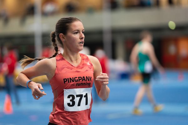 Svenja Pingpank (Hannover Athletics) ueber 3000m bei den niedersaechsischen Hallenmeisterschaften am 06.02.2022 in der Leichtathletikhalle im Sportleistungszentrum Hannover