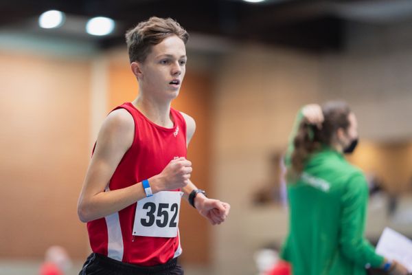 Fabian Weermann (Emder Laufgemeinschaft) bei den niedersaechsischen Hallenmeisterschaften am 06.02.2022 in der Leichtathletikhalle im Sportleistungszentrum Hannover