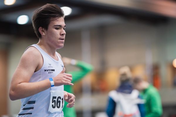 Niklas Wolfgang Sepehri (TSV Neustadt) bei den niedersaechsischen Hallenmeisterschaften am 06.02.2022 in der Leichtathletikhalle im Sportleistungszentrum Hannover