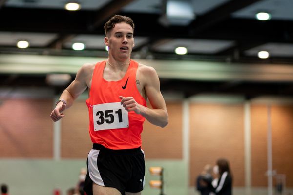 Felix Ebel (Emder Laufgemeinschaft) gewinnt die 3000m bei den niedersaechsischen Hallenmeisterschaften am 06.02.2022 in der Leichtathletikhalle im Sportleistungszentrum Hannover