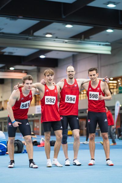 4x200m Staffel des VfL Eintracht Hannover: v.l.n.r. Armin Baaske (VfL Eintracht Hannover), Fabio Borchardt (VfL Eintracht Hannover), Florian Sander (VfL Eintracht Hannover), Robert Wolters (VfL Eintracht Hannover) bei den niedersaechsischen Hallenmeisterschaften am 06.02.2022 in der Leichtathletikhalle im Sportleistungszentrum Hannover