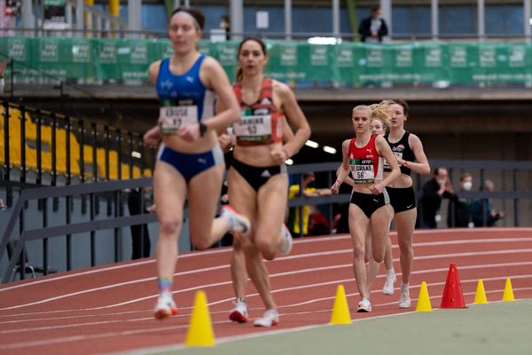 Graat Patricia de (LG Olympia Dortmund) ueber 1500m am 12.02.2022 beim PSD Bank Indoor Meeting in der Helmut-Körnig-Halle in Dortmund